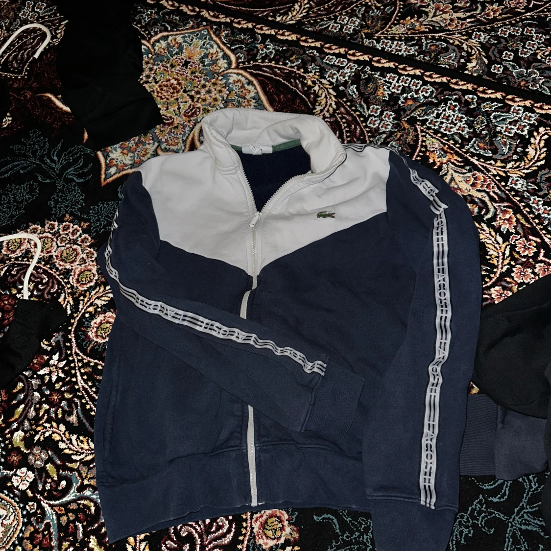 Blå och vit hoodie från Lacoste