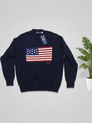 Ralph Lauren USA Stickad Tröja – Mörkblå (S) - 🇺🇸 Ralph Lauren USA Stickad Tröja – Mörkblå 💙 Färg: Mörkblå, tidlös och lätt att matcha 📏 Storlek: L (passar dock som S) ✨ Skick: Ny med etikett, endast testad 🧵 Mjuk och högkvalitativ stickning 🌟 Klassisk USA-logga som ger en exklusiv look 🛍️ Perfekt till både vardag och mer uppklädda outfits 🔥 Populär och eftertraktad modell 🎁 Perfekt som present 📸 Se bilder för detaljer 