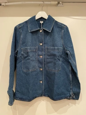 Arket jeansskjorta - Helt ny jeansskjorta från Arket. Nypris: 990kr