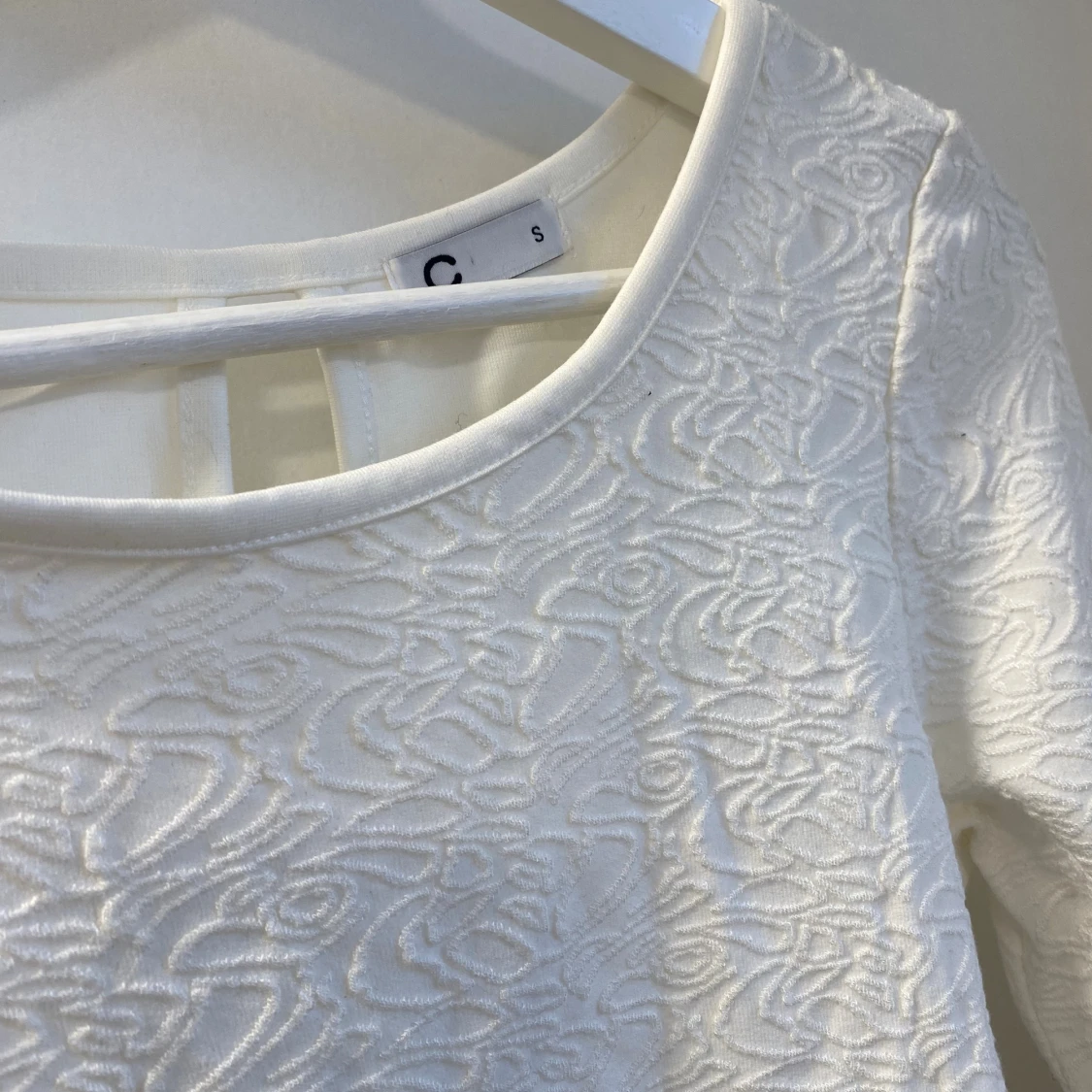 Vit peplumtop med strukturmönster - 3