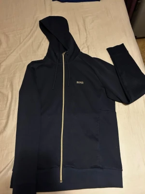 Hugo boss tjocktröja - En hoodie från Hugo boss