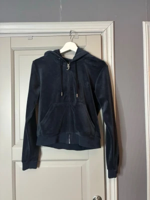 Juicy Couture tröja/hoddie  - Jätte fin tröja från Juicy Coutore i färgen marinblå. Använd fåtal gånger ☺️ skicka dm för mer information 