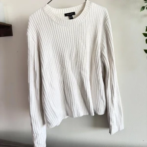 Vit ribbad stickad tröja New Look - Otroligt mysig och varm tröja. Sitter som en XL. Hel och ren