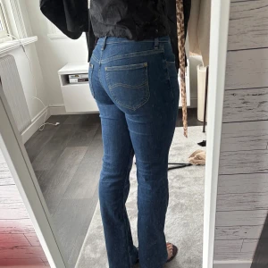 Bootcut jeans - Marinblå lågmidjade Bootcut jeans från Lee, storlek W26 L31