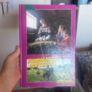 Sommarlovsmysteriet - En spännande bok för unga om sommarlov, hästar och mysterier. Följ med på äventyr på landet där vänskap och hästar står i centrum. Perfekt för dig som gillar mysterier och djur!