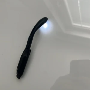 Boklampa  - Säljer en boklampa som går jättebra att använda när man ska läsa böcker när det är mörkt, och man inte vill ha rummets taklampa på. Mysigt att ha under mörka dagar när man släckt lamporna till rummet. 