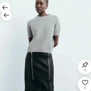 Ljusgrå stickad kortärmad topp - Supermjuk ljusgrå stickad topp med korta ärmar och rund hals. Enkel och stilren design som passar perfekt till både jeans och kjol. Materialet är stickat och ger en mysig känsla, perfekt för lager-på-lager eller som den är.