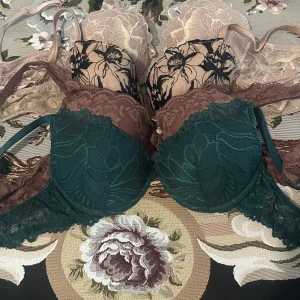 4 fina bh:ar från Lindex  - De är mycket bra skick. Storlek 75B