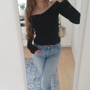 Svart ribbad topp - Säljer en svart ribbad topp från H&M i storlek M. Toppen är figurnära och har v-ringning. Säljer då jag inte får någon använding💓💞