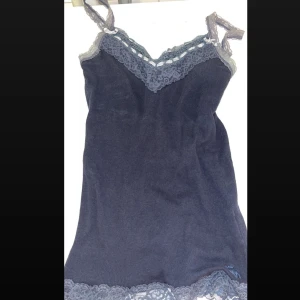 *intressekoll linne med spets  - intressekoll på linne från abercrombie & fitch! jättebra skick ❤️ inga defekter heller. kontakta mig om du är intresserad 😁 