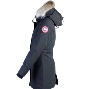Svart parkas från Canada Goose med päls - Svart parkasjacka från Canada Goose med klassisk patch på ärmen och stor huva med fluffig päls. Jackan har flera fickor framtill, dragkedja och knappar, samt ribbade muddar vid ärmsluten. Perfekt för kalla vinterdagar och riktigt snygg siluett.