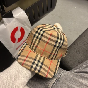 Rutig keps från Burberry - Säljer denna burberry keps aldrig nästan använd fick den av min bror vet inte ifall den är äkta men har tagsen och den är i rikigt bra skick. Pris går självklart att diskuteras