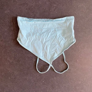 Ljusblå trekantsbikini med knyt - Snygg ljusblå topp med knyt i sidorna. Enkel och stilren design utan mönster, perfekt för stranden. Bikinin har tunna band och är sydd i ett mjukt, stretchigt material som känns bekvämt mot huden.