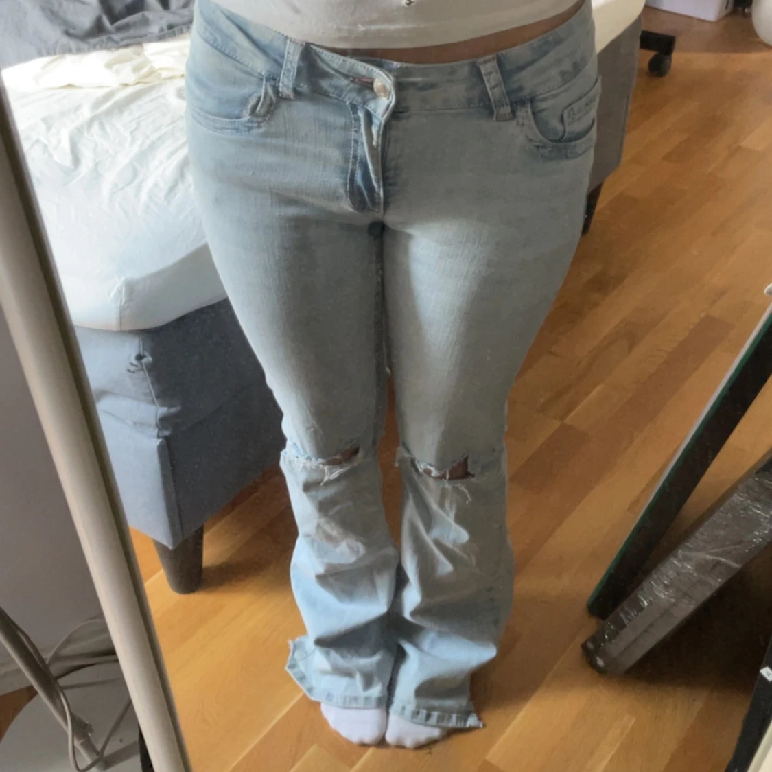 Ljusblå bootcut jeans med slitningar