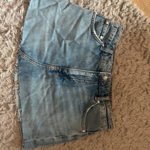 Blå jeanskjol från Zara XS - Snygg blå jeanskjol från Zara i storlek xs, har aldrig andvänt den bara testat