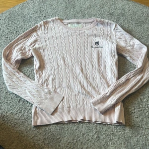 Bondelid cableknit - Snygg rosa tröja från bondelid. Knappt använd då den bara legat i min garderob. Köpt ny för 599kr och säljer för rimligt pris. Som ny.