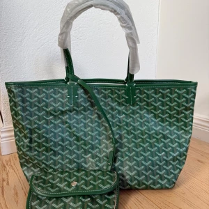 Grön shoppingväska🥰 - Säljer en  grön shoppingväska med klassiska och populära snygga mönster. Kommer med en liten mindre väska som sitter i det ena handtaget och med en dustbag💓Hör av er vid minsta lilla fundering🤗