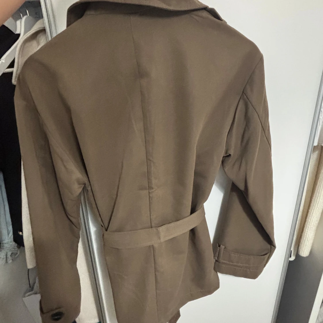 Brun trenchcoat från ONLY med bälte - 1