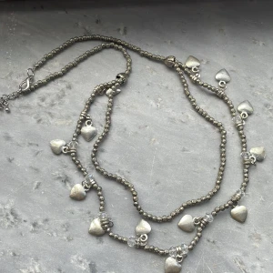 Tvåradigt halsband - Silverfärgat tvåradigt halsband med hjärtan💕