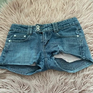 Blå Low waist jeansshorts från Pure Oxygen - Snygga blå jeansshorts från Pure Oxygen i storlek xs