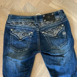 Miss Me Jeans - Sjukt fina vintage Miss Me Jeans, lite slitna längst ner men inget som man tänker på😋midjemått: 38cm. Innebenslängd: 85cm. Priset går såklart att diskutera! Skriv vid intresse och/eller frågor