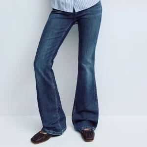 Gina tricot bootcut jeans blå - Säljer ett par jeans i snygg blå tvätt med bootcut passform. Jeansen har fem fickor, knapp och dragkedja.💗