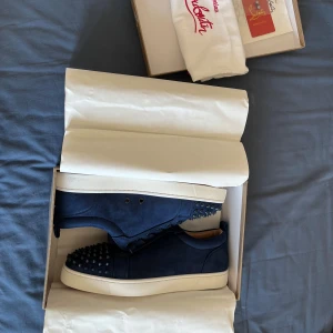 Marinblå Loubs med knittar  - Nästan aldrig använda och i extremt bra skick. Verkligen inget fel på skorna. Priset går att diskutera. Passar en storlek större.