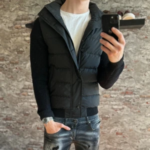 Woolrich Cardigan - Mycket fint skick, inga defekter. Storlek 48/S passar dig som är mellan 175-185cm. Nypris ca 4000kr. Modellen är 185 cm, 79 kg. Passar bra nu till höst/vinter. Skriv för mer information!🤝
