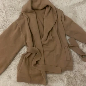 Höstjacka!! - Bilderna är lånade från förra ägaren. Från HM