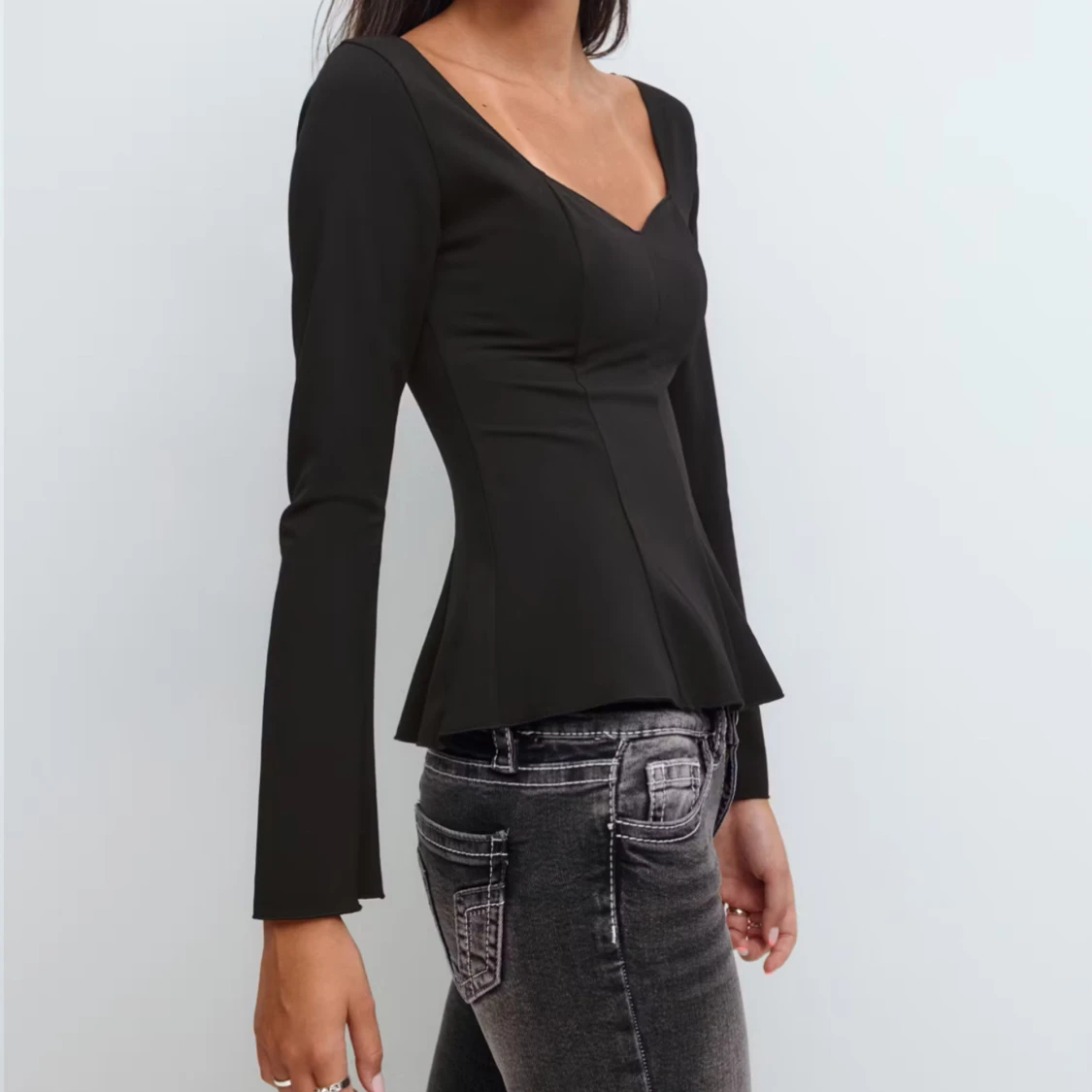 Svart långärmad blus med v-ringning - 1