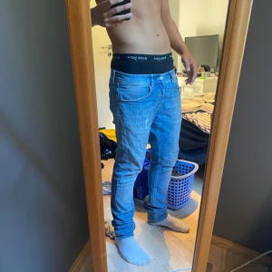 Ljusblå Dondups - Säljer ett par ljusblå jeansbyxor från Dondup med klassisk femficksdesign och slitningar på framsidan. Jeansen har broderad detalj på bakfickorna! Pris kan diskuteras!😎