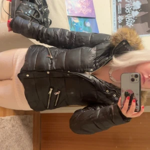 Jacka - En jättefin vinterjacka från zara, säljer för jag har en liknande jag gillar mer. Skriv gärna innan ni köper 