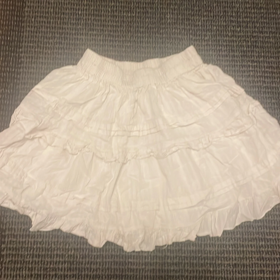 Vit volangkjol med resårmidja