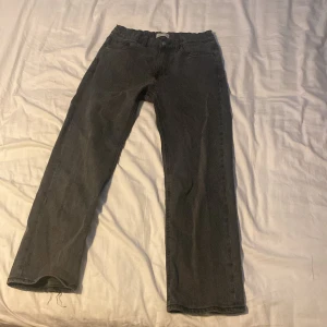Svarta raka jeans från Lindex - Tjena! Säljer ett par jeans från Lindex. Mycket bra sick typ aldrig använda. Därför jag säljer de är för att jag inte passar i dem längre. Det är bara och kontakta om ni är intresserade