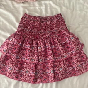 Super snygg kjol - Säljer denna super snygga kjolen!! Köpt här på Plick, liknar kjolen från meet me there men tror den e från temu/Shein. Inbyggda shorts så skönt!💗 priset kan diskuteras vid snabbt köp💗storlek M