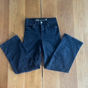 Svarta wide jeans från LAB Industries - Svarta jeans från LAB Industries i modell med raka, vida ben och klassisk femficksdesign. Hög midja och tillverkade i hållbar denim. Perfekta för dig som gillar en avslappnad och trendig look.