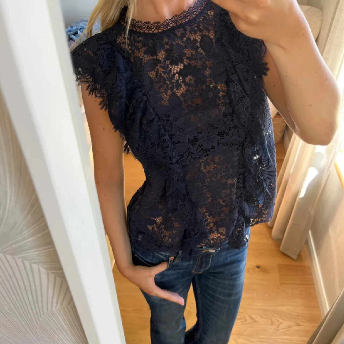 Mörkblå spetsblus med volang - 1