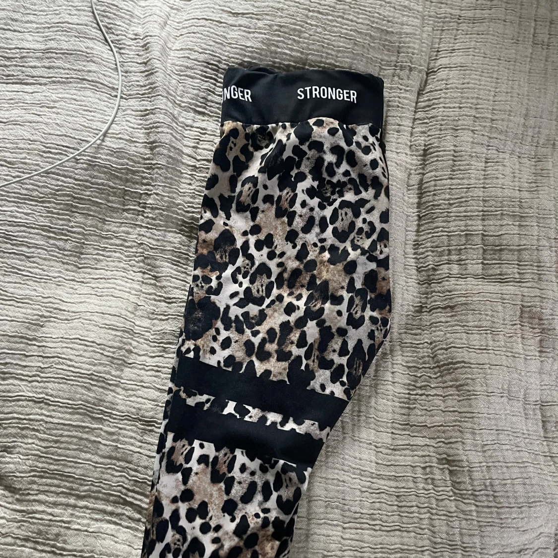 Leopardmönstrade leggings från Stronger - 1