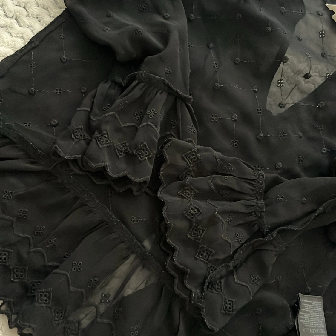 Svart broderad blus från H&M