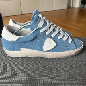 Helt nya philippe model - 42 - Säljer ett par helt nya Philippe model skor i storlek 42. Skorna är inköpta här på plick men var för små. Osäker på äkthet men köparen sa att de var från merchsweden. Fråga om sömar eller liknande vid intresse!