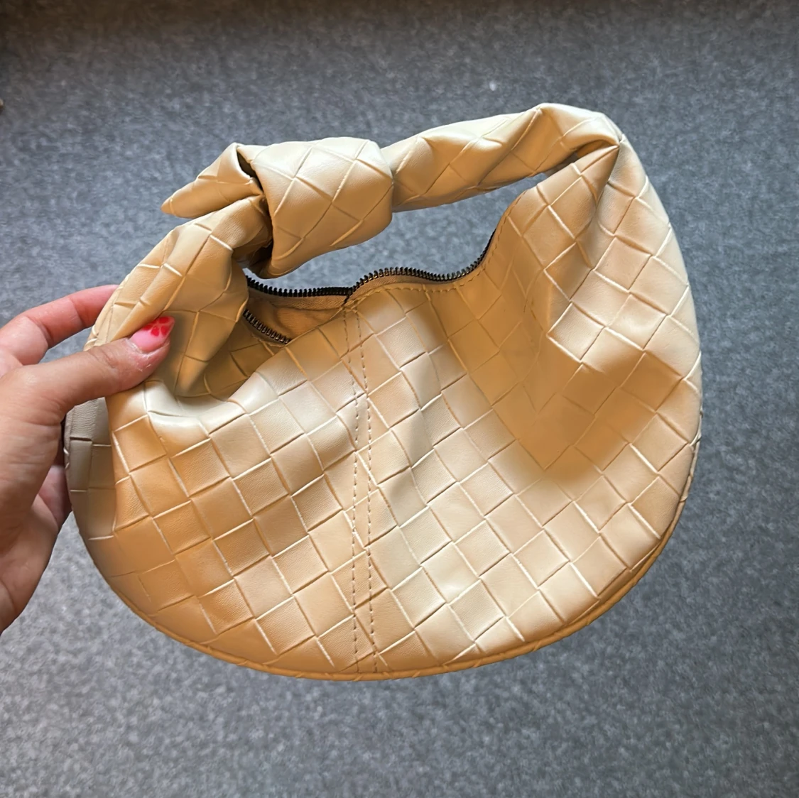 Beige axelväska med knut och rutmönster