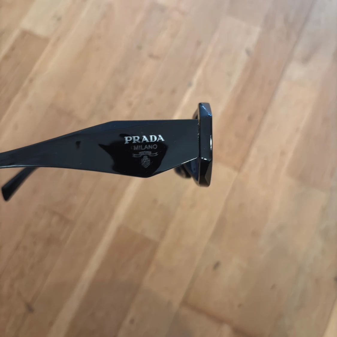 Svarta solglasögon från Prada