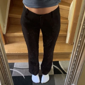 Vera petite low waist kostymbyxor  - Säljer kostymbyxor ifrån Bikbok i modellen Vera petite💌 