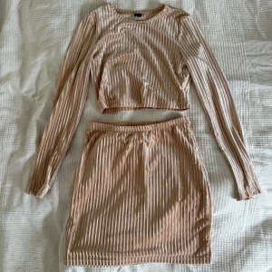 Beige ribbat set från SHEIN - Superfint set från SHEIN i ribbat, glansigt material. Mycket fint skick. 