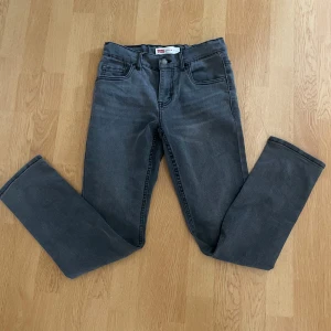 Levi's 512 grå slim jeans - Säljer ett par grå Levi's 512 jeans med slim och tapered fit. Klassisk femficksmodell med snygg tvätt och raka ben. Jeansen är i mjukt denimtyg och har en modern look som passar till det mesta.