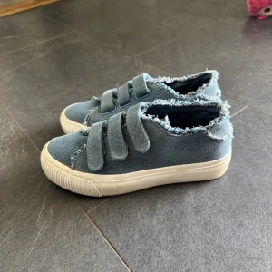 Sneakers  - Snygga blå sneakers i jeansmaterial från Even&Odd. Använda få gånger 