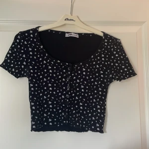 Svart blommig topp  - Supersöt svart blommig topp 🌸