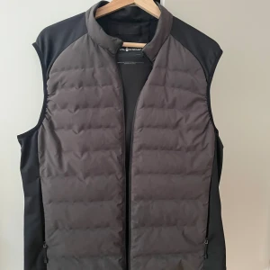 Svart dunväst från sail racing - Snygg svart dunväst från sail racing. Fint använd, inga skador. Nypris 2500kr. Storlek Meduim