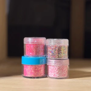 4 pack glitter till naglar  - Säljer fyra små burkar med löst glitter i olika färger: rosa, silver, multifärgat och ljusrosa. Burkarna kan ha repor pga att ha legat bland andra produkter och märkta med något nummer, men det är inga problem med produkterna. 