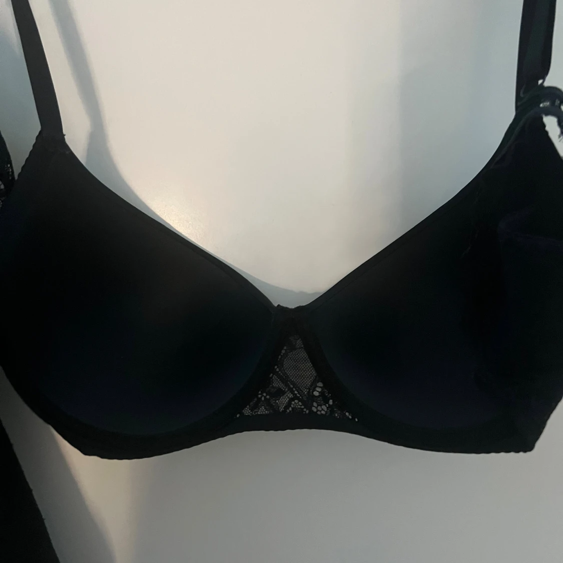 Svart och rosa spets-bh med smycke - 4